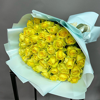 Букет из 51 желтой розы в голубой пленке ( 50 см)