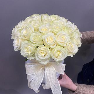 Белые розы в шляпной коробке (39 шт)