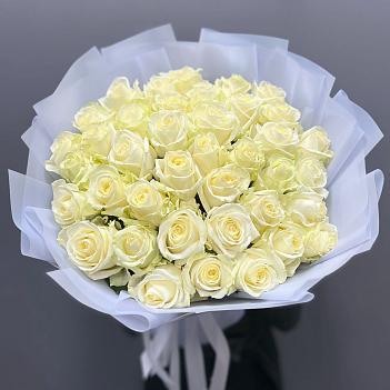 Монобукет из 39 белых роз в голубой упаковке Монобукет из 39 белых роз в голубой упаковке