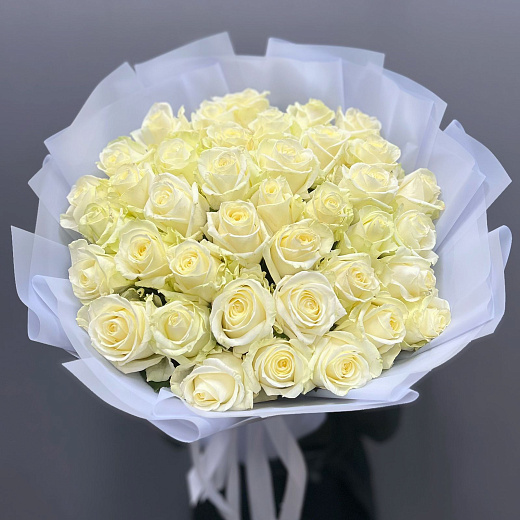 Монобукет из 39 белых роз в голубой упаковке по лучшей цене в Москве Монобукет из 39 белых роз в голубой упаковке с доставкой в Москве