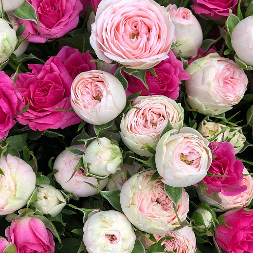 Букет из светло-розовых и малиновых кустовых роз