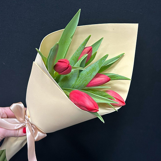 Букет из 5 красных тюльпанов с доставкой в Москве