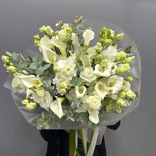 Букет из махровой эустомы, калл и эвкалипта 