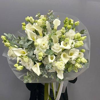 Букет из махровой эустомы, калл и эвкалипта 