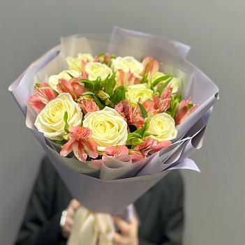 Микс из белых роз и  альстромерий