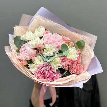 Микс из пионов Сара Бернар, кустовых роз и хризантемы