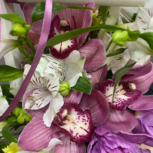 Букет из альстромерий с орхидеями в мини-ящике