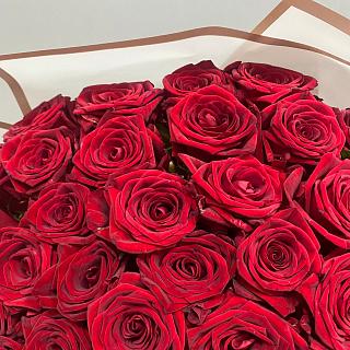 Букет из 51 красной розы (60 см) в дизайнерской пленке