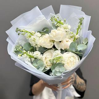 Белый букет с пионами и матиолой