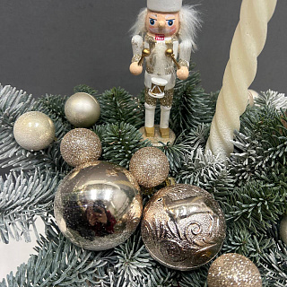 Новогодняя, бархатная коробка со свечой и щелкунчиком