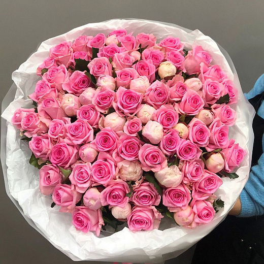 Большой букет из розовых роз и пионов