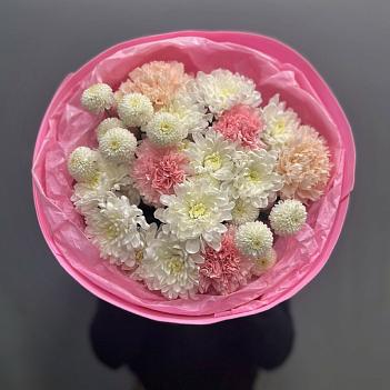 Букет из диантусов и кустовых хризантем в розовом фоамиране