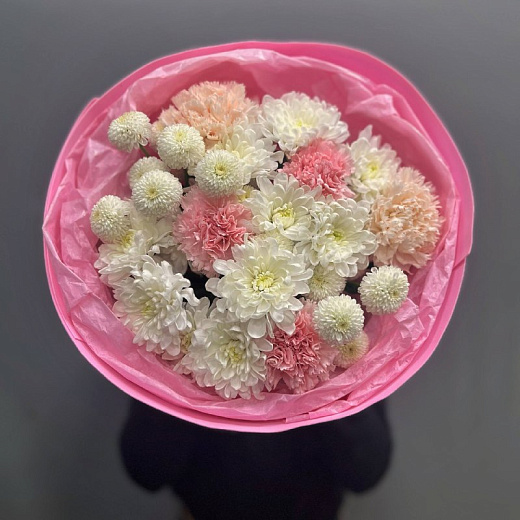 Букет из диантусов и кустовых хризантем в розовом фоамиране с доставкой в Москве