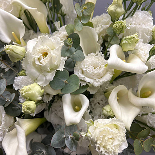 Букет из махровой эустомы, калл и эвкалипта 