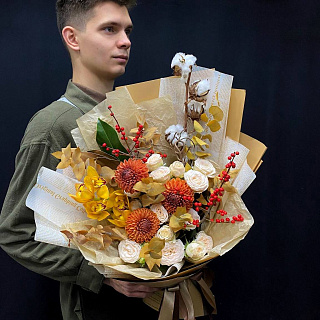 Осенний микс с илексом, хлопком, кустовыми пионовидными розами и орхидеей 