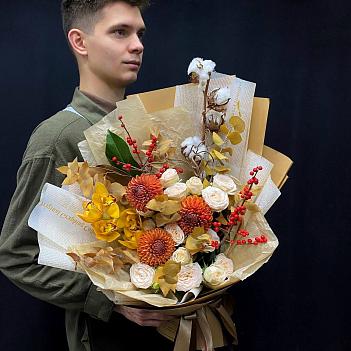 Осенний микс с илексом, хлопком, кустовыми пионовидными розами и орхидеей 