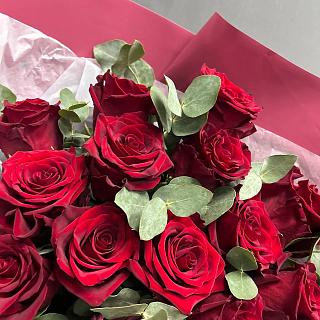 Букет из 15 красных Эквадорских роз с эвкалиптом 