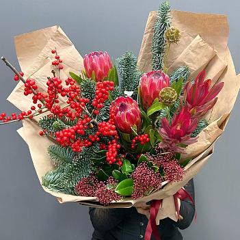 Зимний букет с протеями, илексом и хвоей 