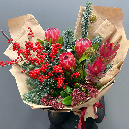 Зимний букет с протеями, илексом и хвоей  с доставкой в Москве