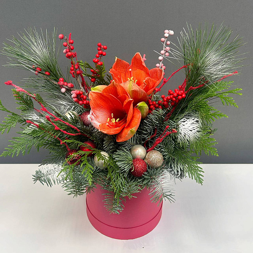 Новогодняя композиция с хвоей, амариллисом и декором по лучшей цене в Москве Новогодняя композиция с хвоей, амариллисом и декором с доставкой в Москве
