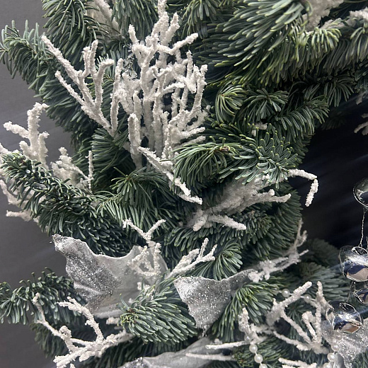 Венок из нобилиса с серебрянным декором и жемчугом с доставкой в Москве