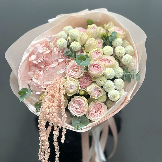 Букет с розовыми гортензиями, кустовыми розами и амарантом  с доставкой в Москве