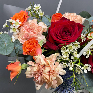 Сумочка с розами, эрингиумом, гвоздиками и шамелациумом