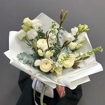 Сезонный микс с ранункулюсами и ветками магнолии