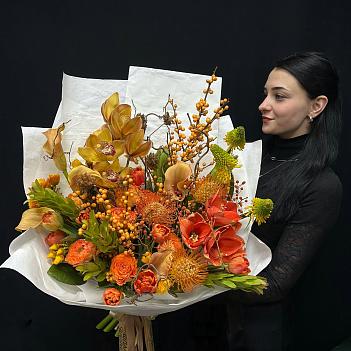 Авторский экзотический микс с амариллисом, илексом и илексом в белом крафте