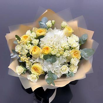 Микс с белой гортензией и розами