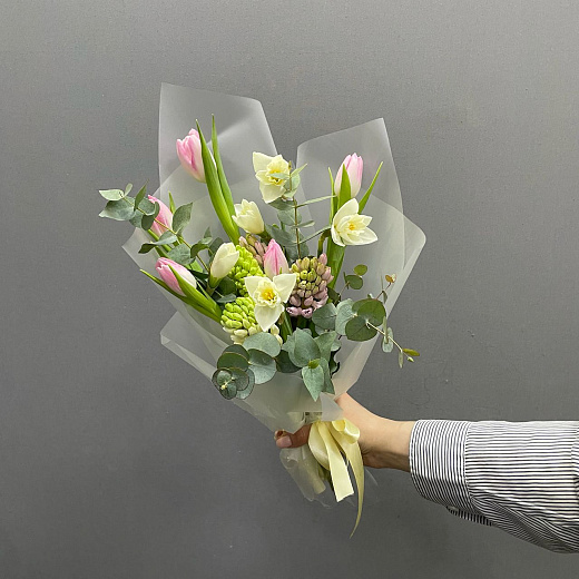 Букет из микса тюльпанов, гиацинтов и нарциссов в декоративной упаковке с лентой с доставкой в Москве
