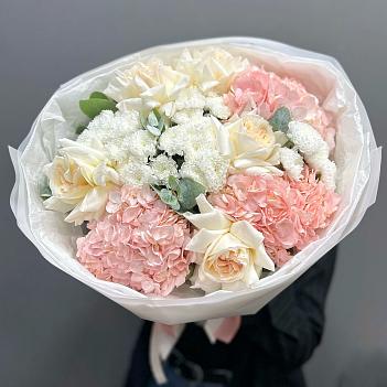 Букет с французскими розами, гортензиями и хризантемой