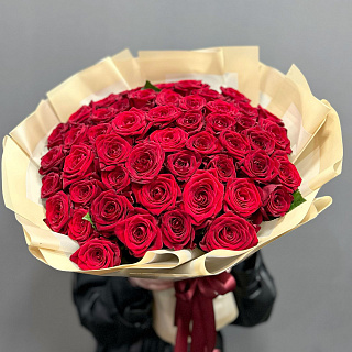 Букет из 51 красной розы в дизайнерской упаковке кремового цвета ( 50 см)
