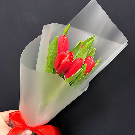 Букет из 5 красных  тюльпанов в матовой пленке с доставкой в Москве