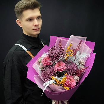 Осенний букет в фиолетовом цвете с сезонной крымской хризантемой и пионовидными розами 