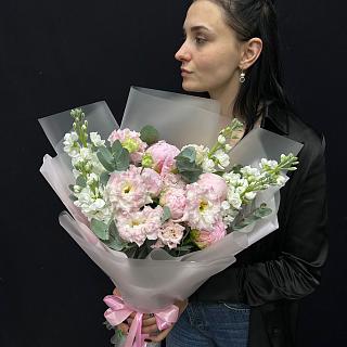Микс из 5 пионов Сара Бернар, белой маттиолы и эустомы