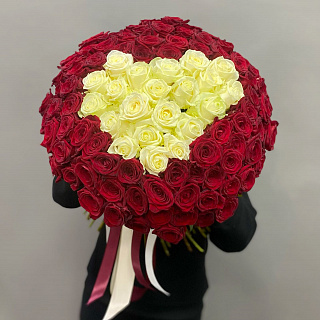 Букет из 101 красно-белой розы в виде сердца