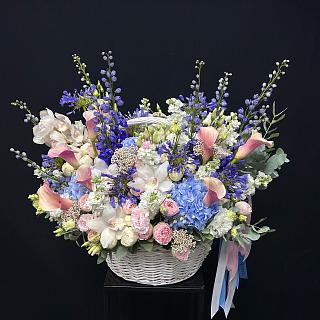 Авторская корзина с агапантусом, сезонными гортензиями, дельфиниумом и каллами