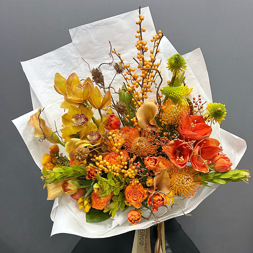 Авторский экзотический микс с амариллисом, илексом и илексом в белом крафте по лучшей цене в Москве Авторский экзотический микс с амариллисом, илексом и илексом в белом крафте с доставкой в Москве