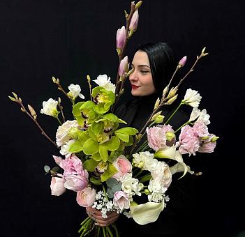 Сезонный букет с ветками магнолии и зеленой орхидеей
