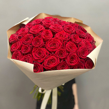 Букет из 51 красной розы (50 см) в крафте