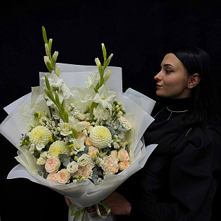 Сезонный микс с гладиолусами, симфорикарпусом и георгиной 
