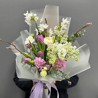 Весенний букет с магнолией, сиренью и ранункулюсами 