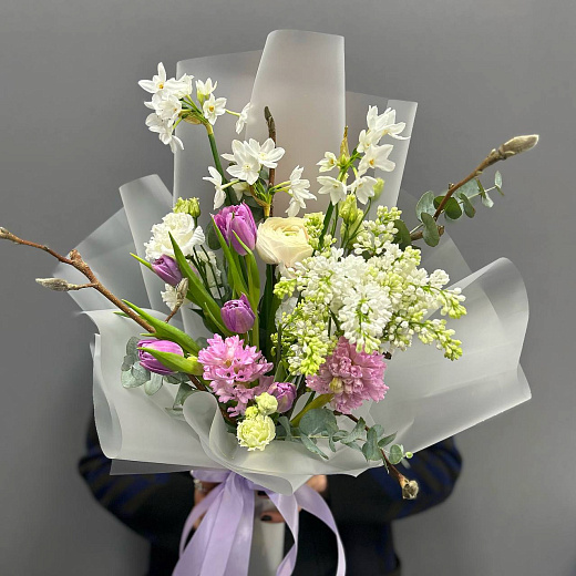 Весенний букет с магнолией, сиренью и ранункулюсами  с доставкой в Москве