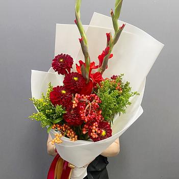 Букет с красными гладиолусами, калиной и георгинами  Букет с красными гладиолусами, калиной и георгинами