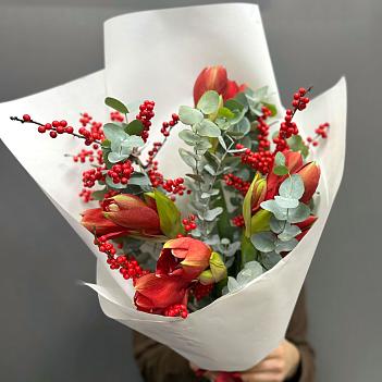 Букет из 5 красных амариллисов с илексом и  эвкалиптом 