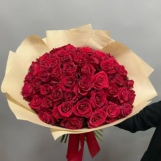Букет из 49 красных Эквадорских роз в крафте ( 60 см)