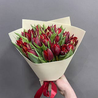 Букет из 25 красных пионовидных тюльпанов в бежевом фоамиране