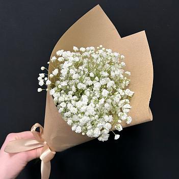 Букет из белой гипсофиоы в крафте