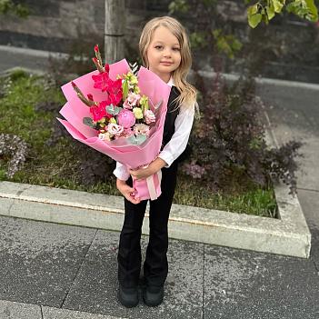 Букет на 1 сентября с малиновыми гладиолусами, эустомой и пионом Букет на 1 сентября с малиновыми гладиолусами, эустомой и пионом